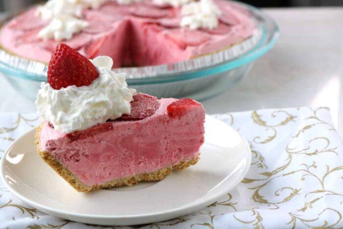 Boozy Frozen Strawberry Daiquiri Pie Recipe