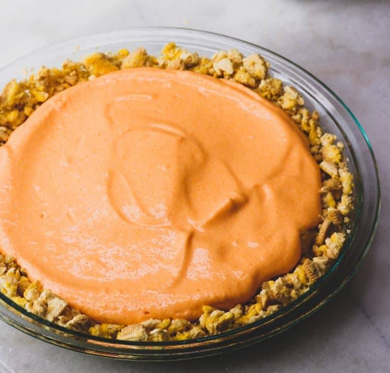 Lemon cookie crust in a pie pan with Mandarine filling on top