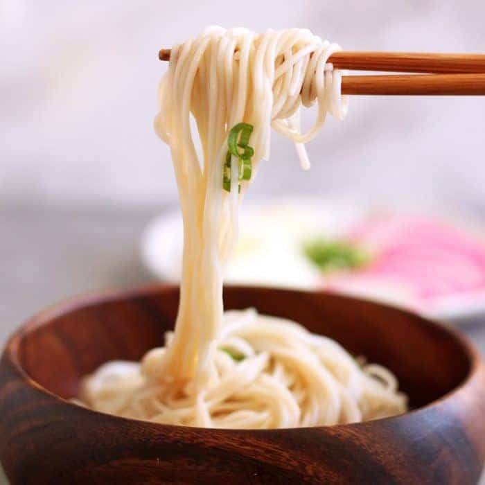 Cold Somen noodles make for a quick and easy meal during hot summer days. Customize the toppings with eggs, fish cake, cucumber, roasted seaweed, etc.