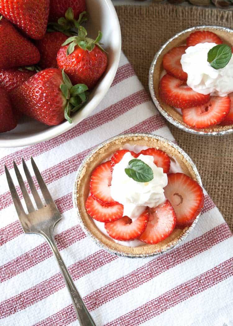 mini strawberry yogurt pie