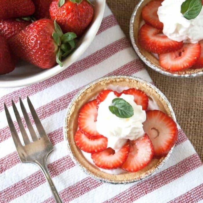 mini strawberry yogurt pie