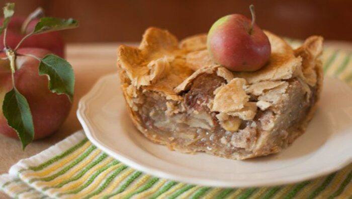 Easy Apple Pie Recipe makes this comfort food fall favorite a breeze to make when company is coming over. No hassle apple pie recipe is perfect for the new baker.