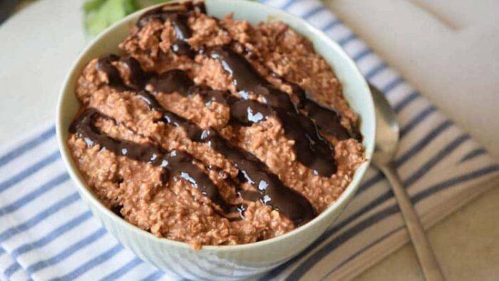 New breakfast idea: Overnight Slow Cooker Hot Chocolate Oatmeal with Steel Cut oats. Absolutely yummy. This is a delicious breakfast recipe you'll truly enjoy. Overnight oatmeal is such a time saving recipe.