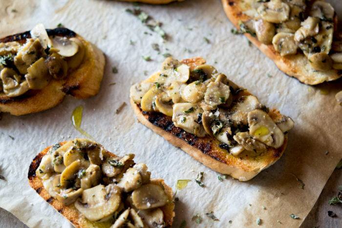 Parmesan mushroom crostini recipe. An easy Italian appetizer that's incredibly delicious and simple. Perfect for entertaining or a quick snack. Simple appetizers and easy snack recipes at Zikug. Mushrooms, parmesan, oregano and garlic.