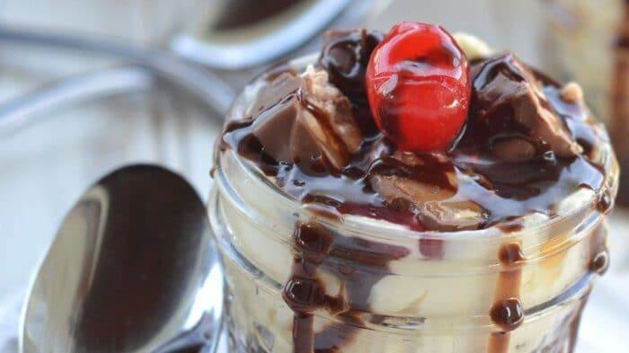 No Bake Mason Jars Recipes like this Snickers Cheesecake Parfait are easy to make and a delicious snack to serve with little prep time.