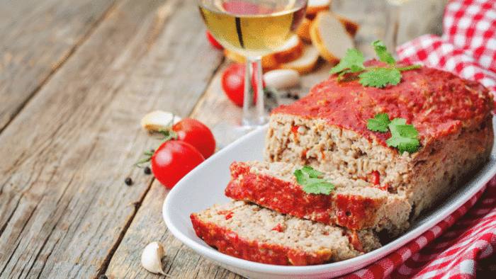 weight watchers meals. Meatloaf recipe for Weight Watchers. Enjoy dinner tonight with a lower fat meatloaf recipe your family will love. Weight Watchers recipes are a great way to cut calories and keep on track with your healthy diet.