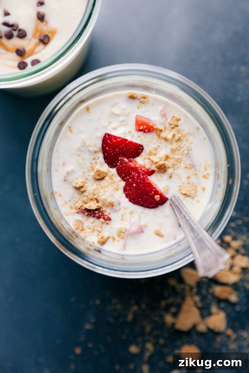 Strawberry Cheesecake Overnight Oats Topped with Fresh Strawberries - Perfect Breakfast Finished strawberry cheesecake overnight oats, topped with fresh strawberries, ready for a delicious breakfast.