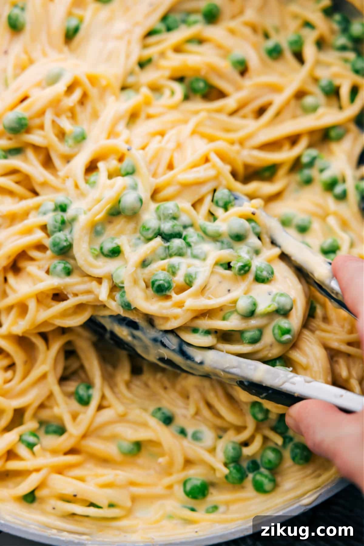 Cheesy spaghetti with peas, freshly made and ready to enjoy.