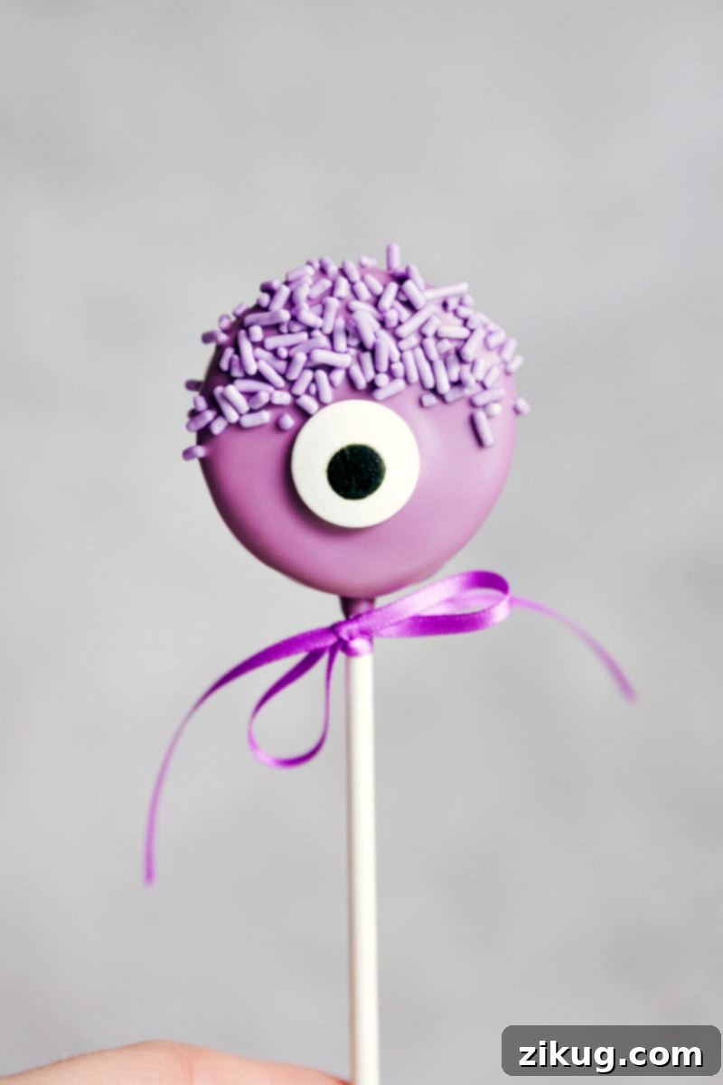 Spooky Halloween Oreo Pops 9 MONSTER OREO POPS! Simple Oreo Pops decorated for Halloween -- Spider Oreo Pops, Skeleton Oreo Pops, Frankenstein Oreo Pops, and Monster Oreo Pops I chelseasmessyapron.com