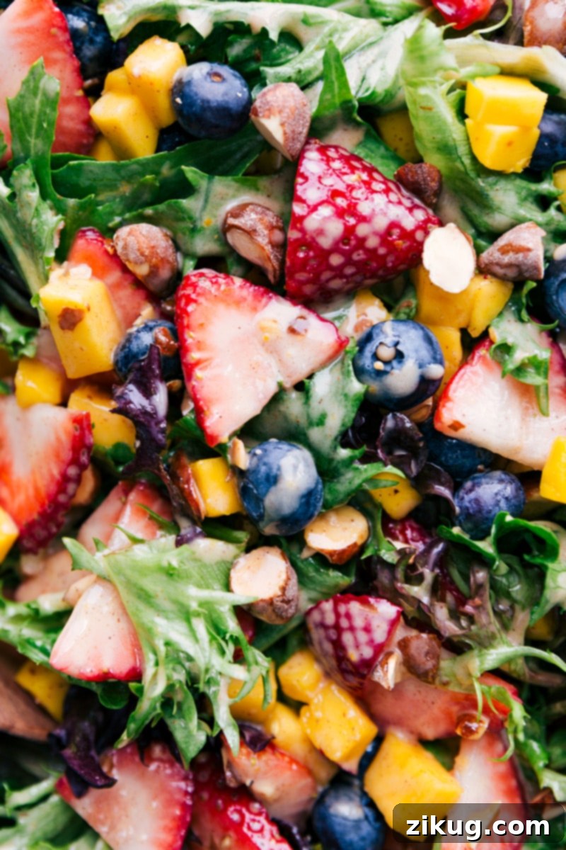 Every ingredient perfectly coated: this delicious Mango Salad, rich with fresh fruit and cinnamon almonds, bathed in our incredible cinnamon-yogurt dressing, is ready to entice your palate. Close-up overhead image of the Mango Salad, showcasing how the cinnamon-yogurt dressing beautifully coats all the fresh ingredients for a flavorful experience.